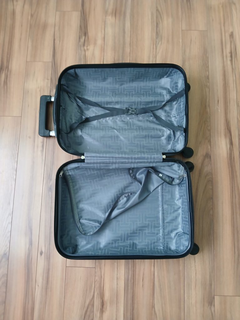 20260904_130017 open suitcase